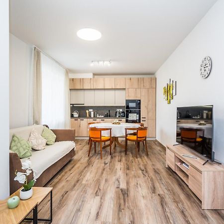 Perla Hradce 103 Apartment ฮราเดตสคราโลเว ภายนอก รูปภาพ