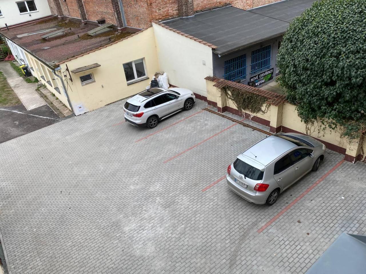 Perla Hradce 103 Apartment ฮราเดตสคราโลเว ภายนอก รูปภาพ