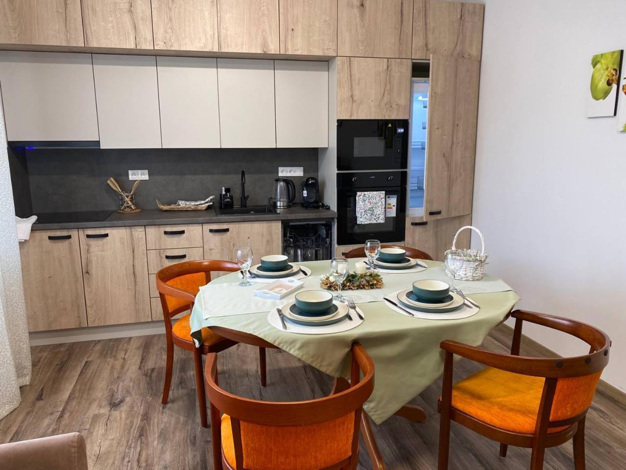 Perla Hradce 103 Apartment ฮราเดตสคราโลเว ภายนอก รูปภาพ