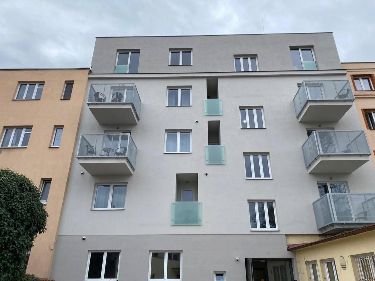 Perla Hradce 103 Apartment ฮราเดตสคราโลเว ภายนอก รูปภาพ
