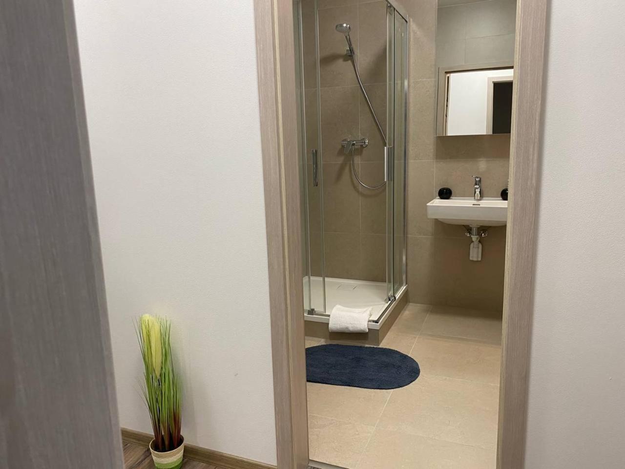 Perla Hradce 103 Apartment ฮราเดตสคราโลเว ภายนอก รูปภาพ