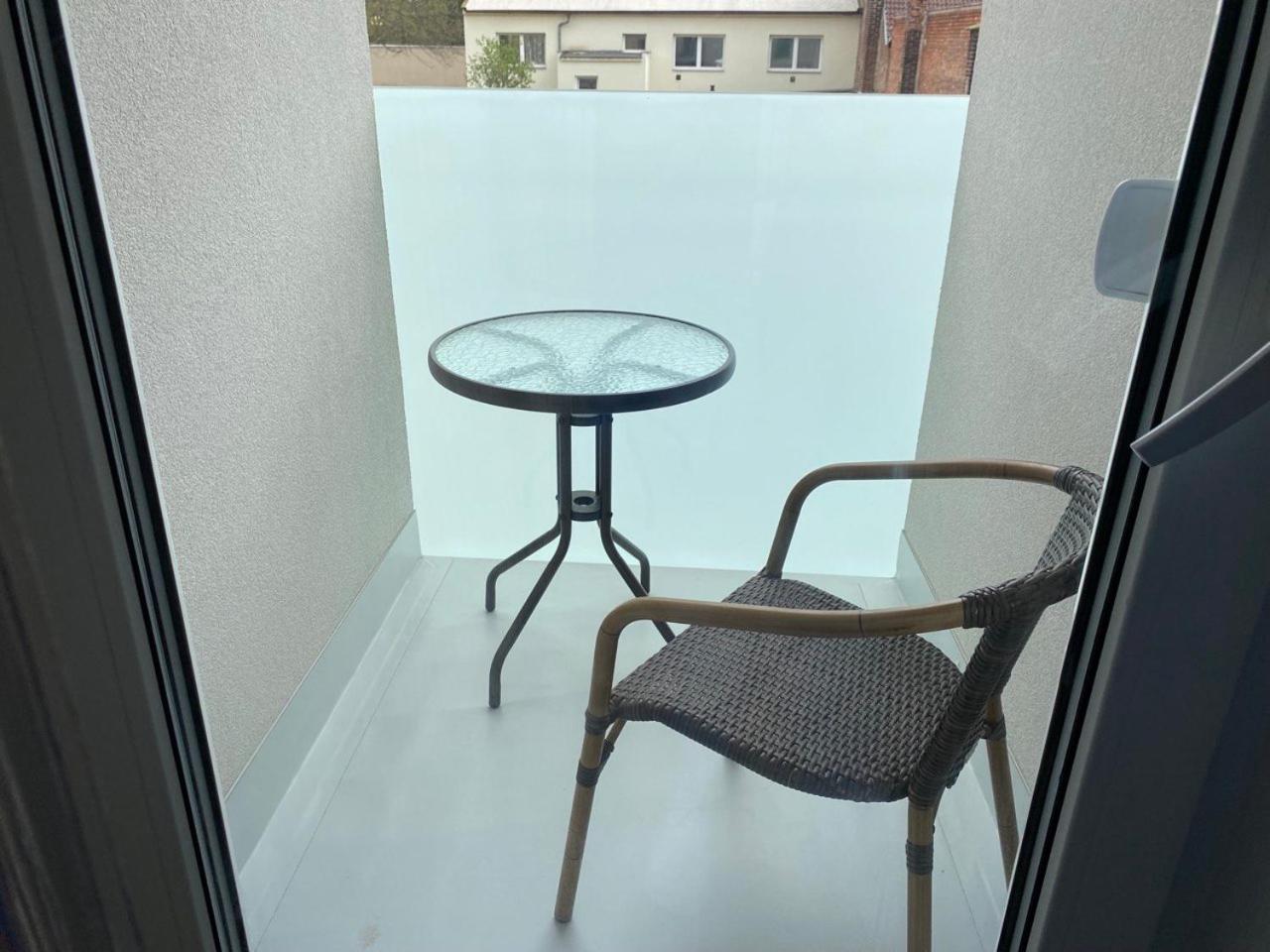 Perla Hradce 103 Apartment ฮราเดตสคราโลเว ภายนอก รูปภาพ