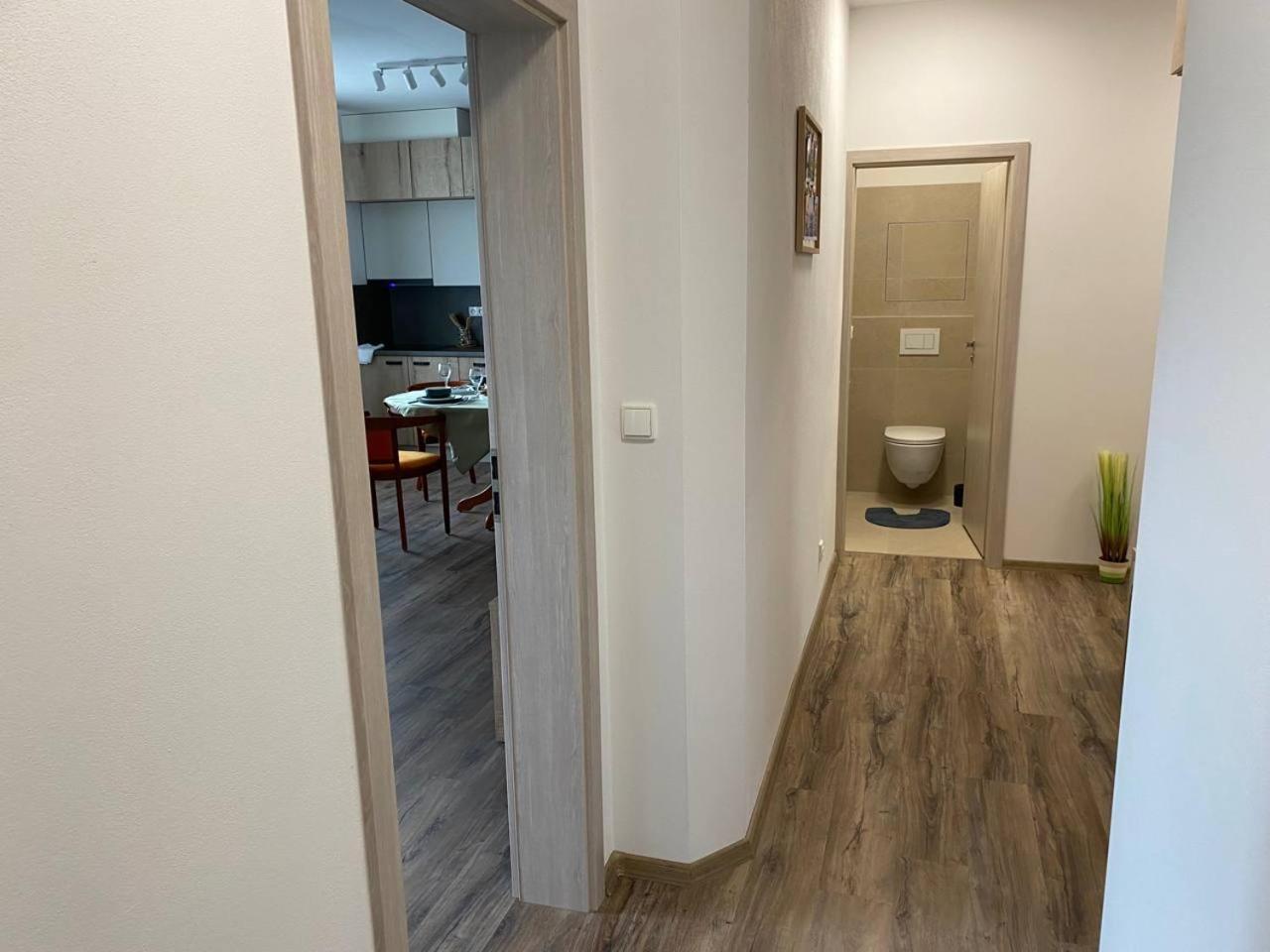 Perla Hradce 103 Apartment ฮราเดตสคราโลเว ภายนอก รูปภาพ