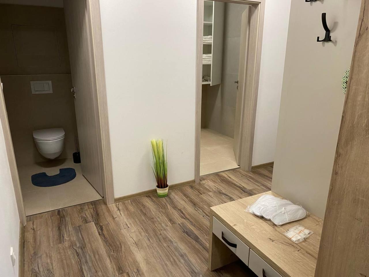 Perla Hradce 103 Apartment ฮราเดตสคราโลเว ภายนอก รูปภาพ