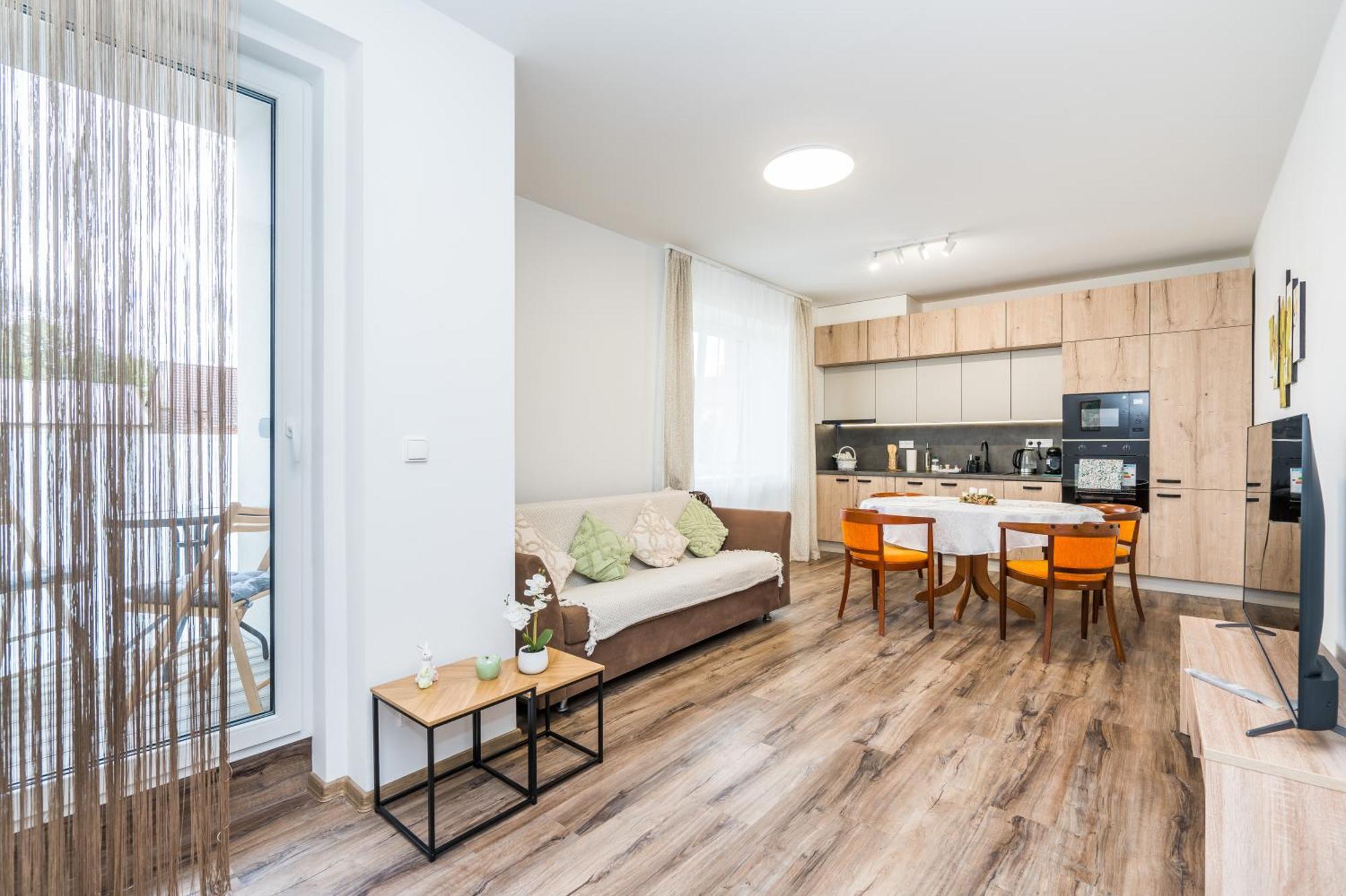 Perla Hradce 103 Apartment ฮราเดตสคราโลเว ภายนอก รูปภาพ