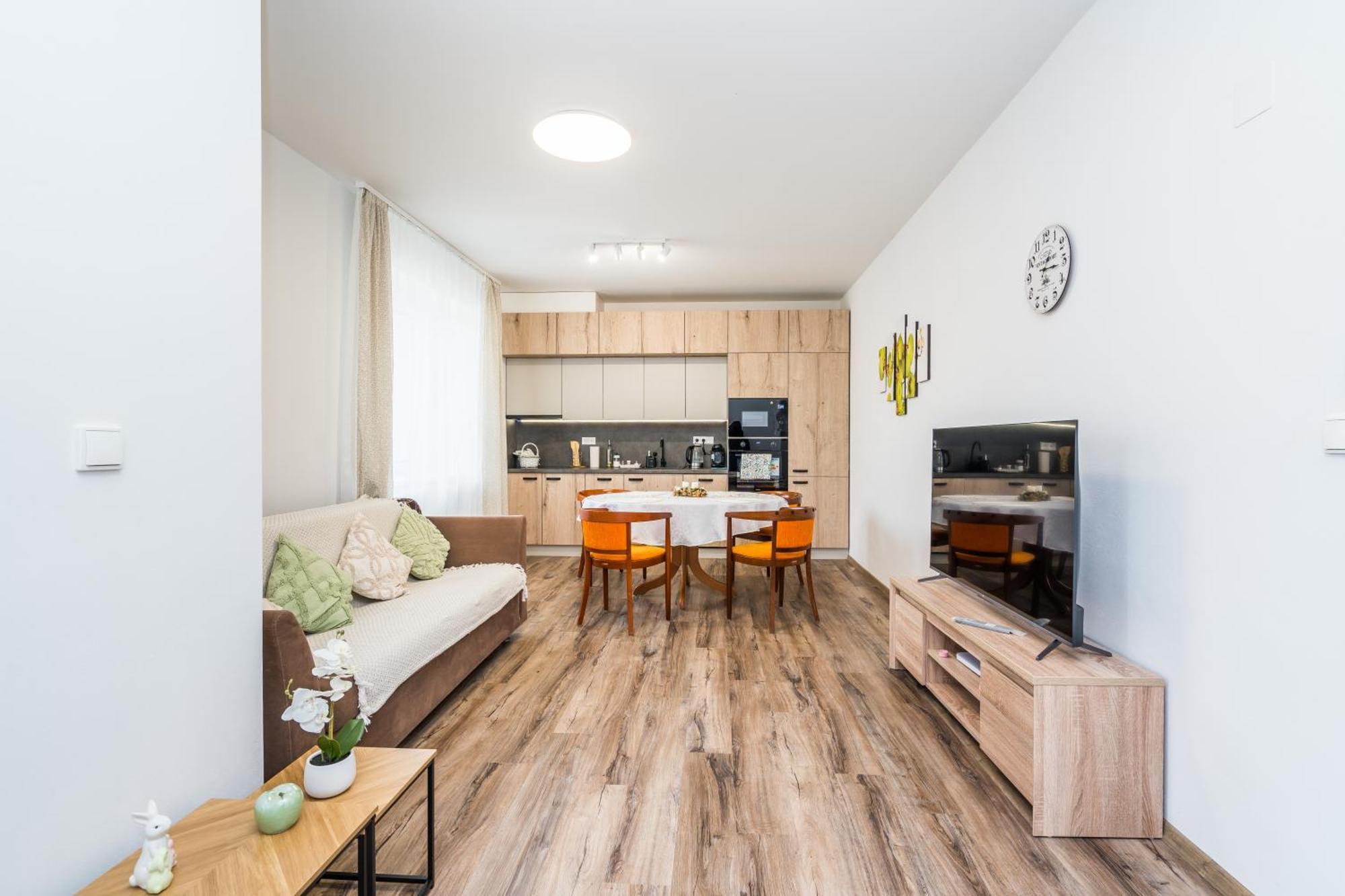 Perla Hradce 103 Apartment ฮราเดตสคราโลเว ภายนอก รูปภาพ
