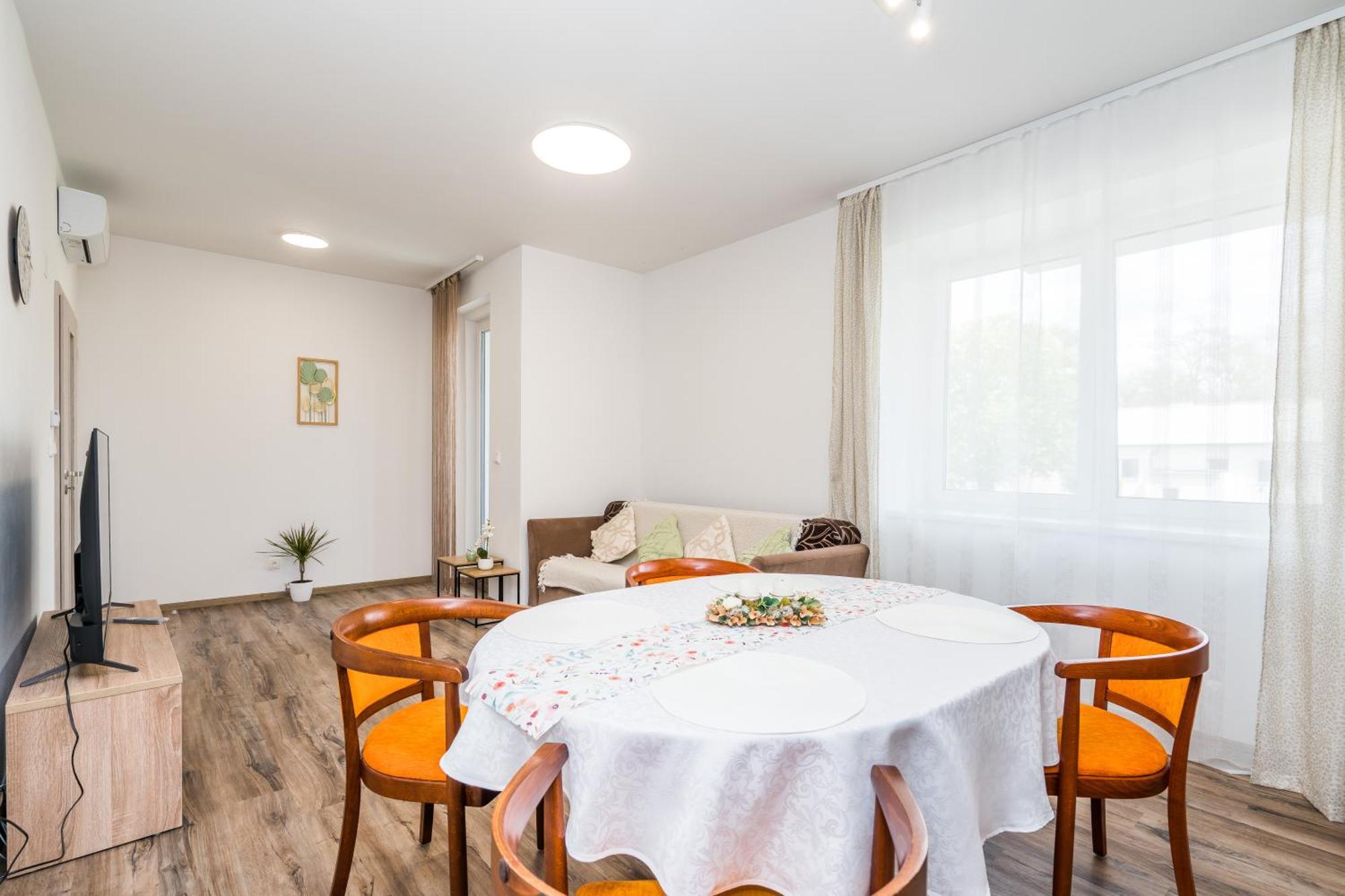 Perla Hradce 103 Apartment ฮราเดตสคราโลเว ภายนอก รูปภาพ