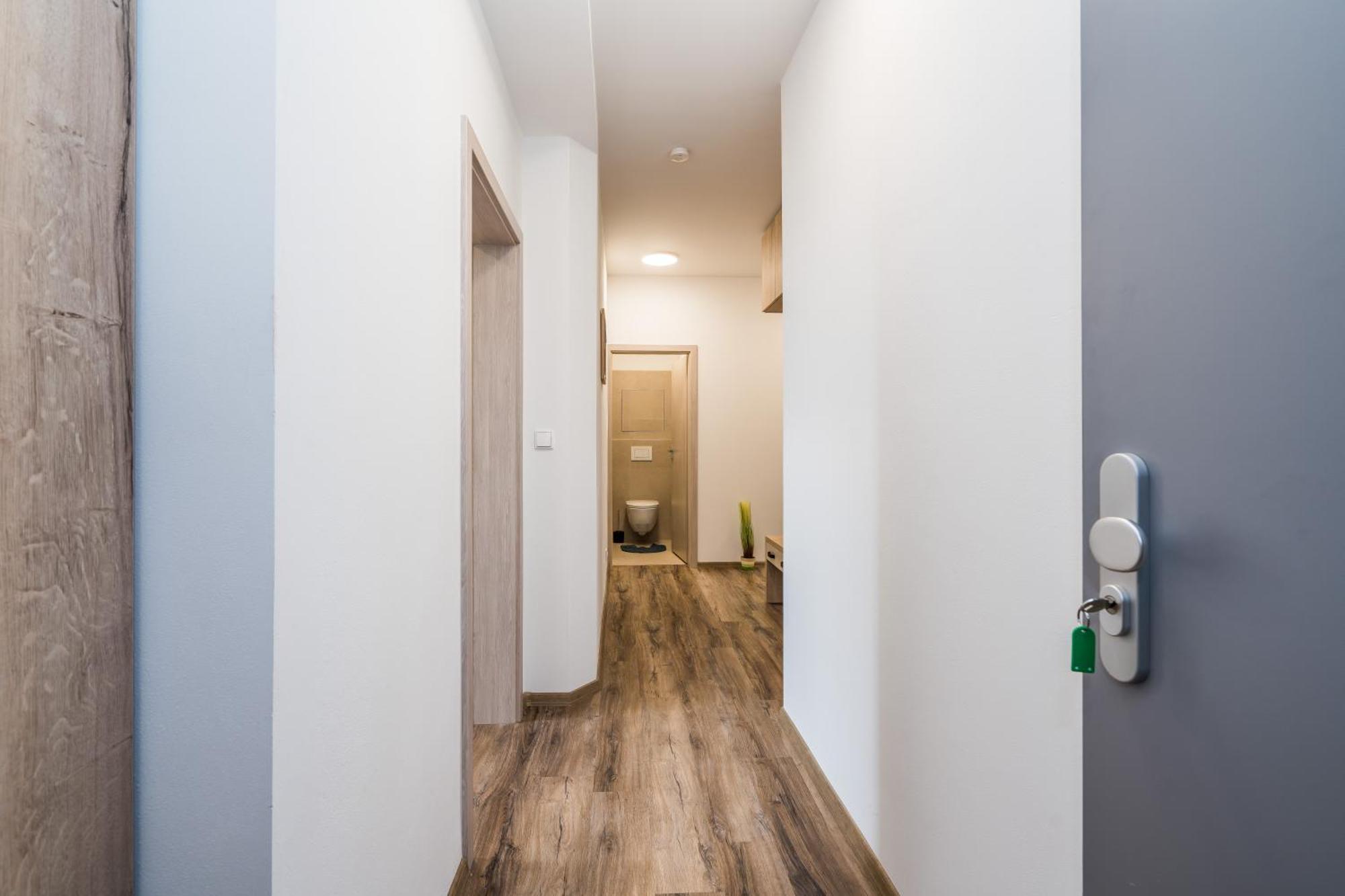 Perla Hradce 103 Apartment ฮราเดตสคราโลเว ภายนอก รูปภาพ