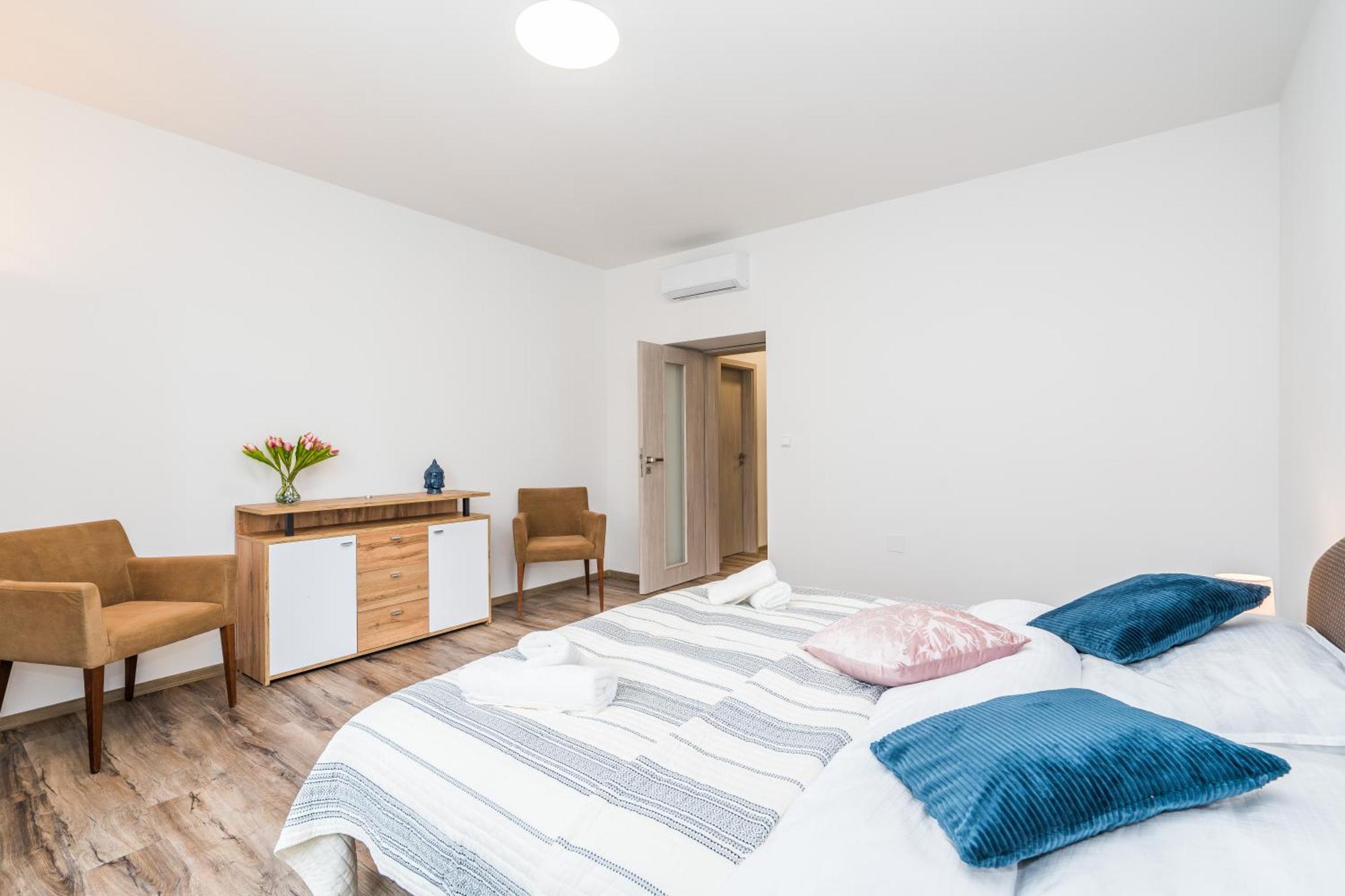 Perla Hradce 103 Apartment ฮราเดตสคราโลเว ภายนอก รูปภาพ