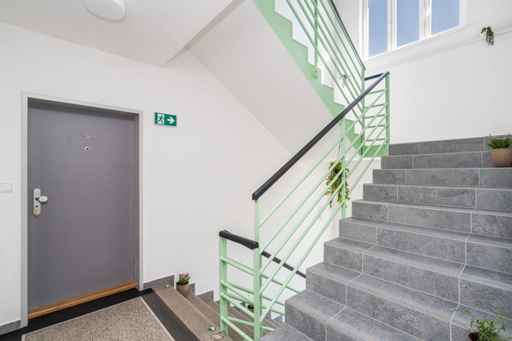 Perla Hradce 103 Apartment ฮราเดตสคราโลเว ภายนอก รูปภาพ