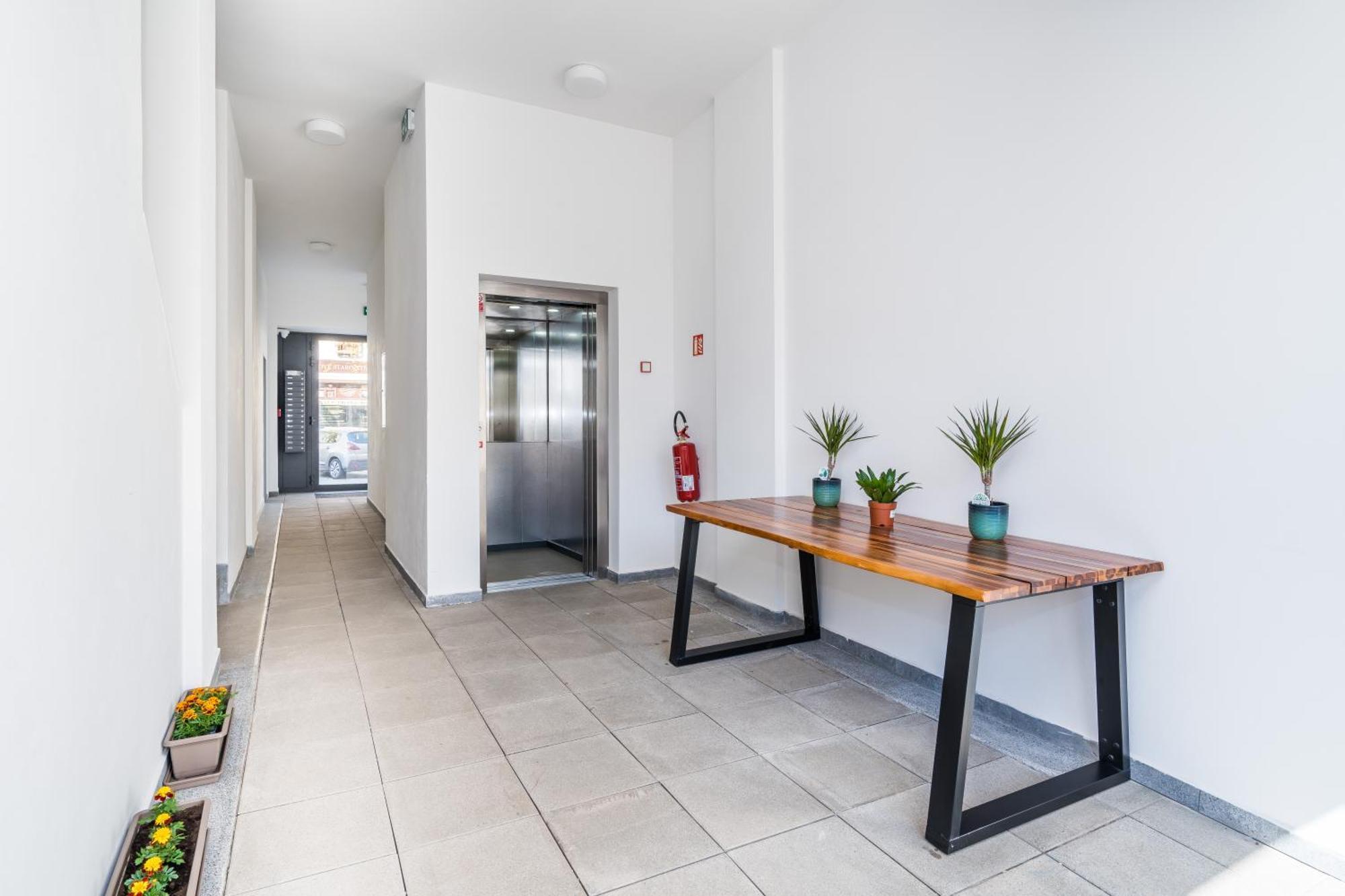 Perla Hradce 103 Apartment ฮราเดตสคราโลเว ภายนอก รูปภาพ