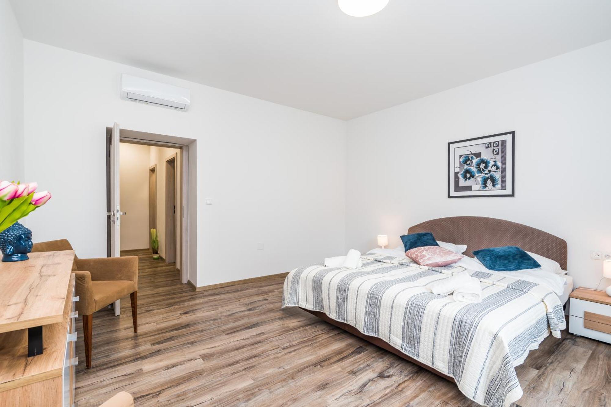 Perla Hradce 103 Apartment ฮราเดตสคราโลเว ภายนอก รูปภาพ